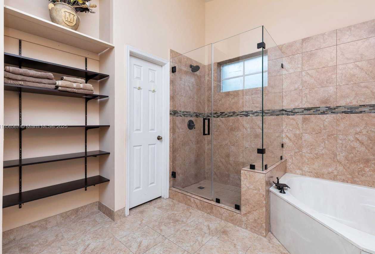 Small Image of 720 VERONA LAKE DR, Weston Number 14