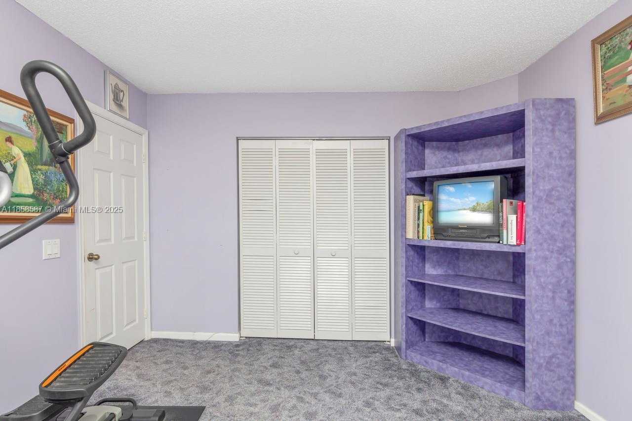 Small Image of 720 VERONA LAKE DR, Weston Number 16