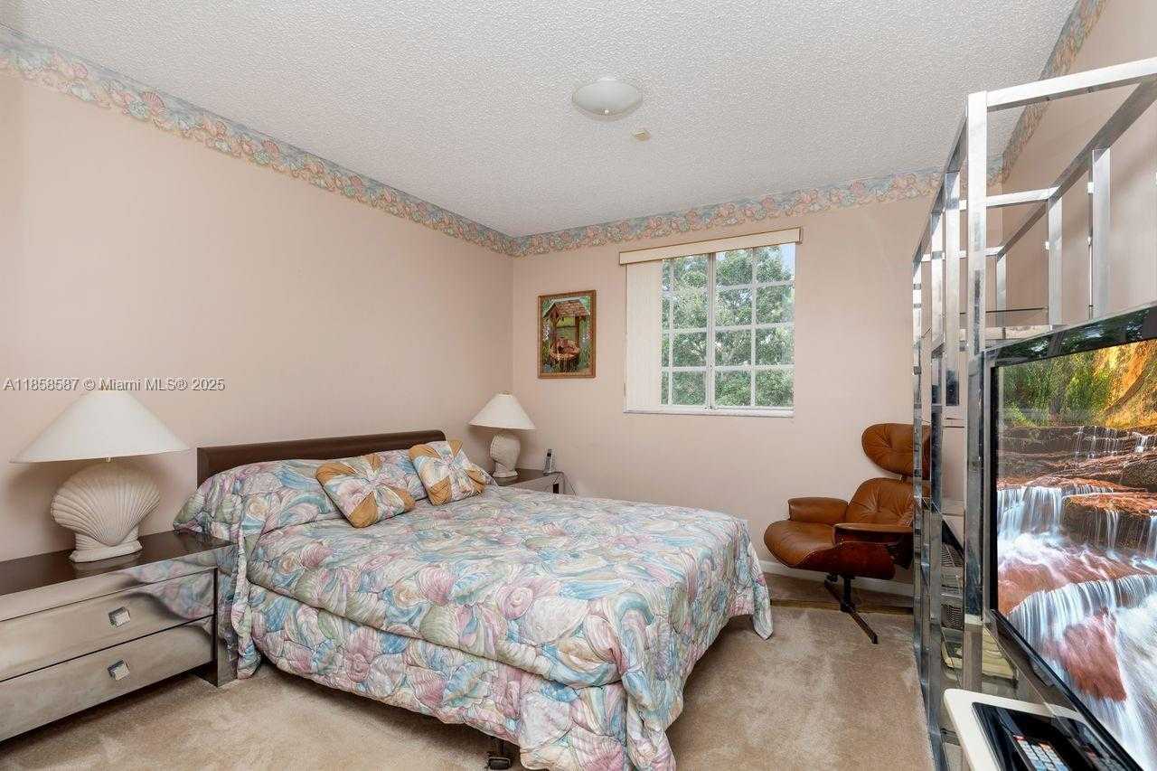 Small Image of 720 VERONA LAKE DR, Weston Number 17