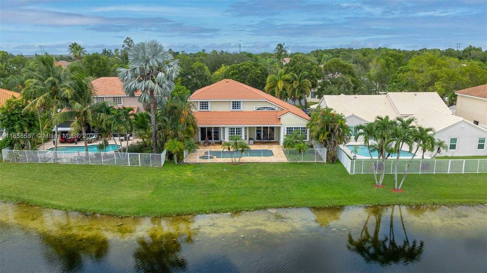 Small Image of 720 VERONA LAKE DR, Weston Number 26