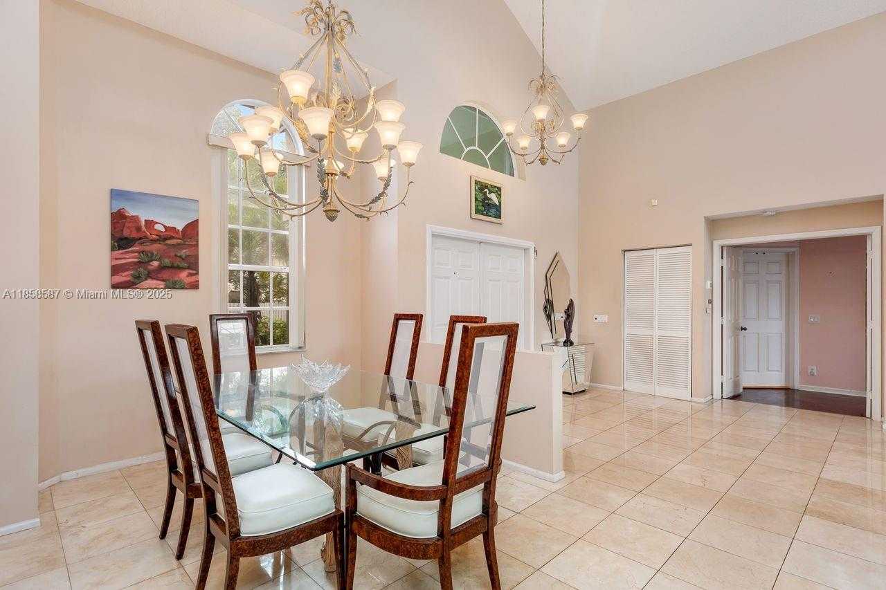 Small Image of 720 VERONA LAKE DR, Weston Number 5
