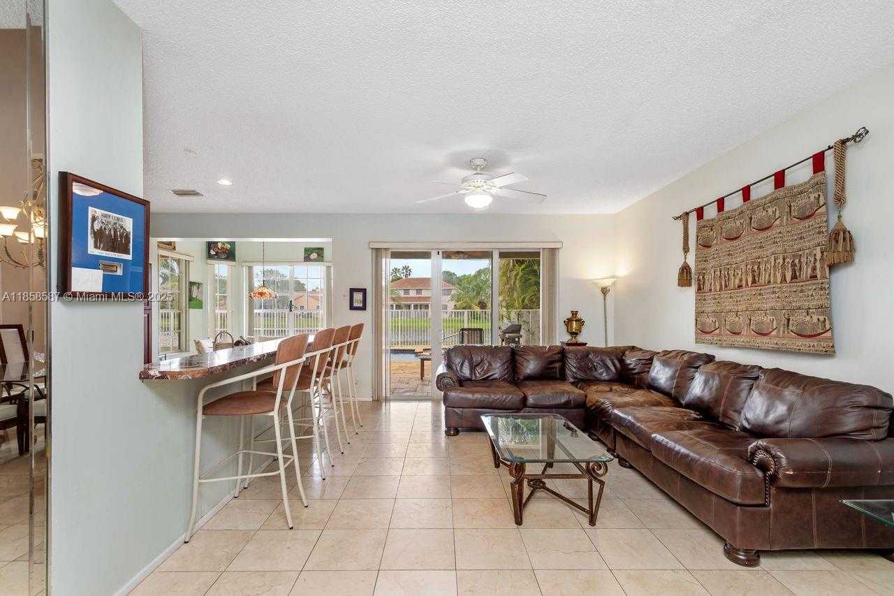 Small Image of 720 VERONA LAKE DR, Weston Number 6