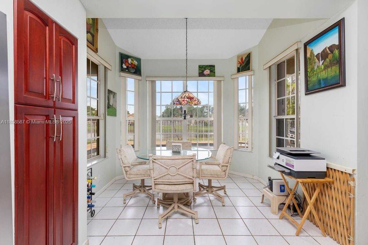 Small Image of 720 VERONA LAKE DR, Weston Number 7