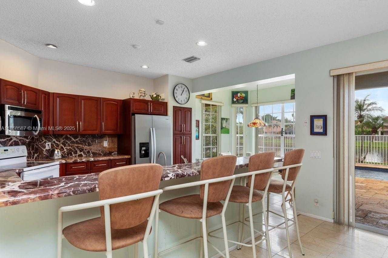 Small Image of 720 VERONA LAKE DR, Weston Number 9