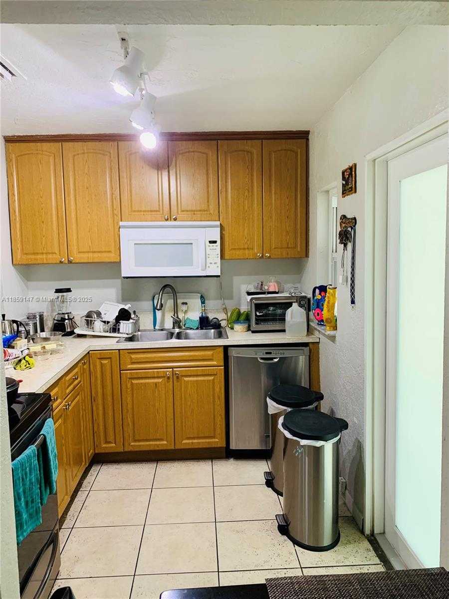 Small Image of 2548 JOHNSON ST, Hollywood Number 11