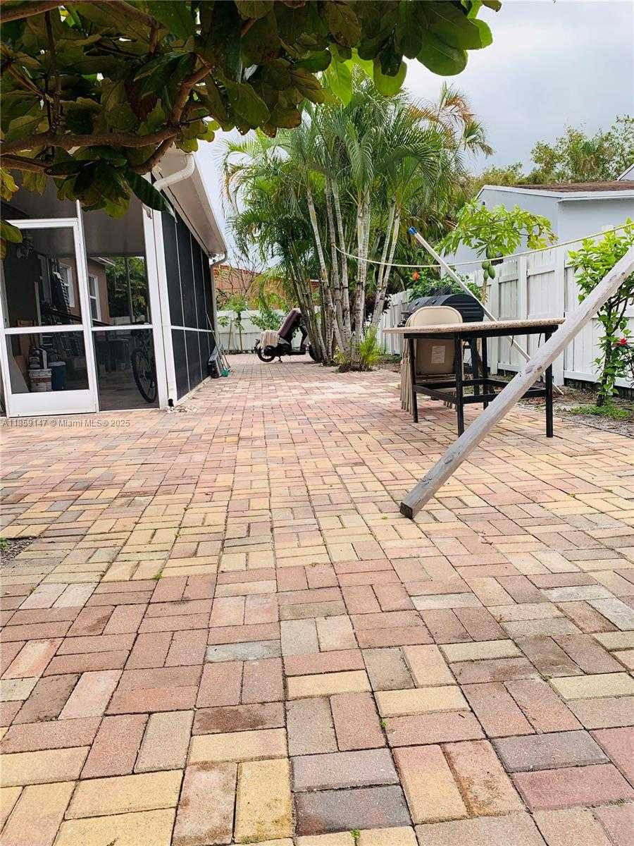 Small Image of 2548 JOHNSON ST, Hollywood Number 17