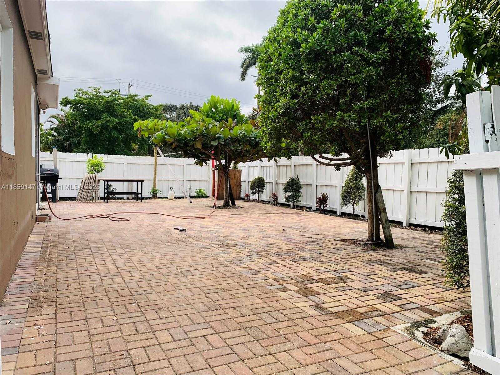 Small Image of 2548 JOHNSON ST, Hollywood Number 2