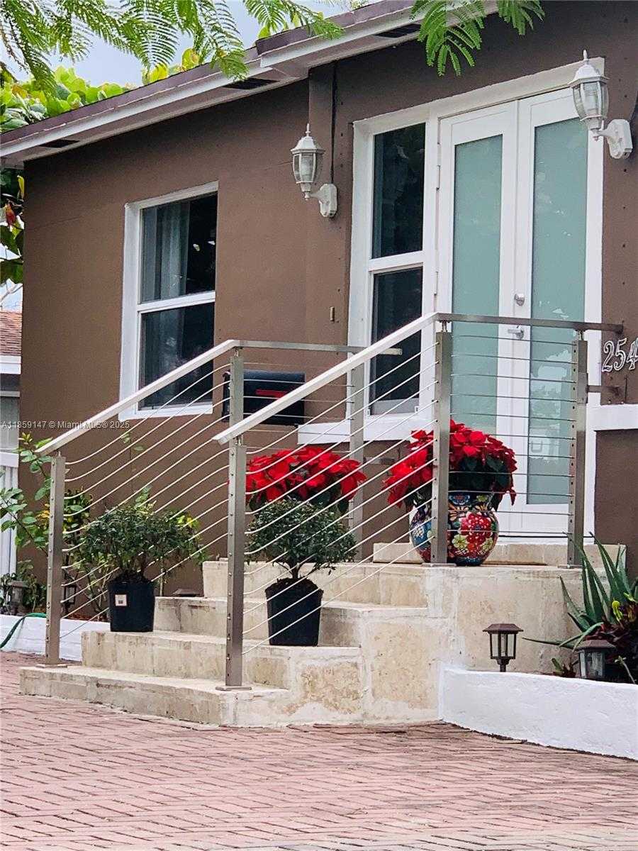 Small Image of 2548 JOHNSON ST, Hollywood Number 20