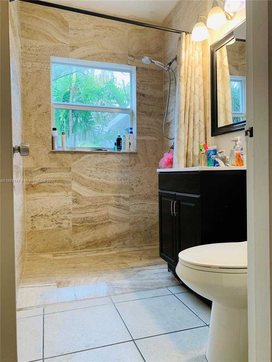 Small Image of 2548 JOHNSON ST, Hollywood Number 6