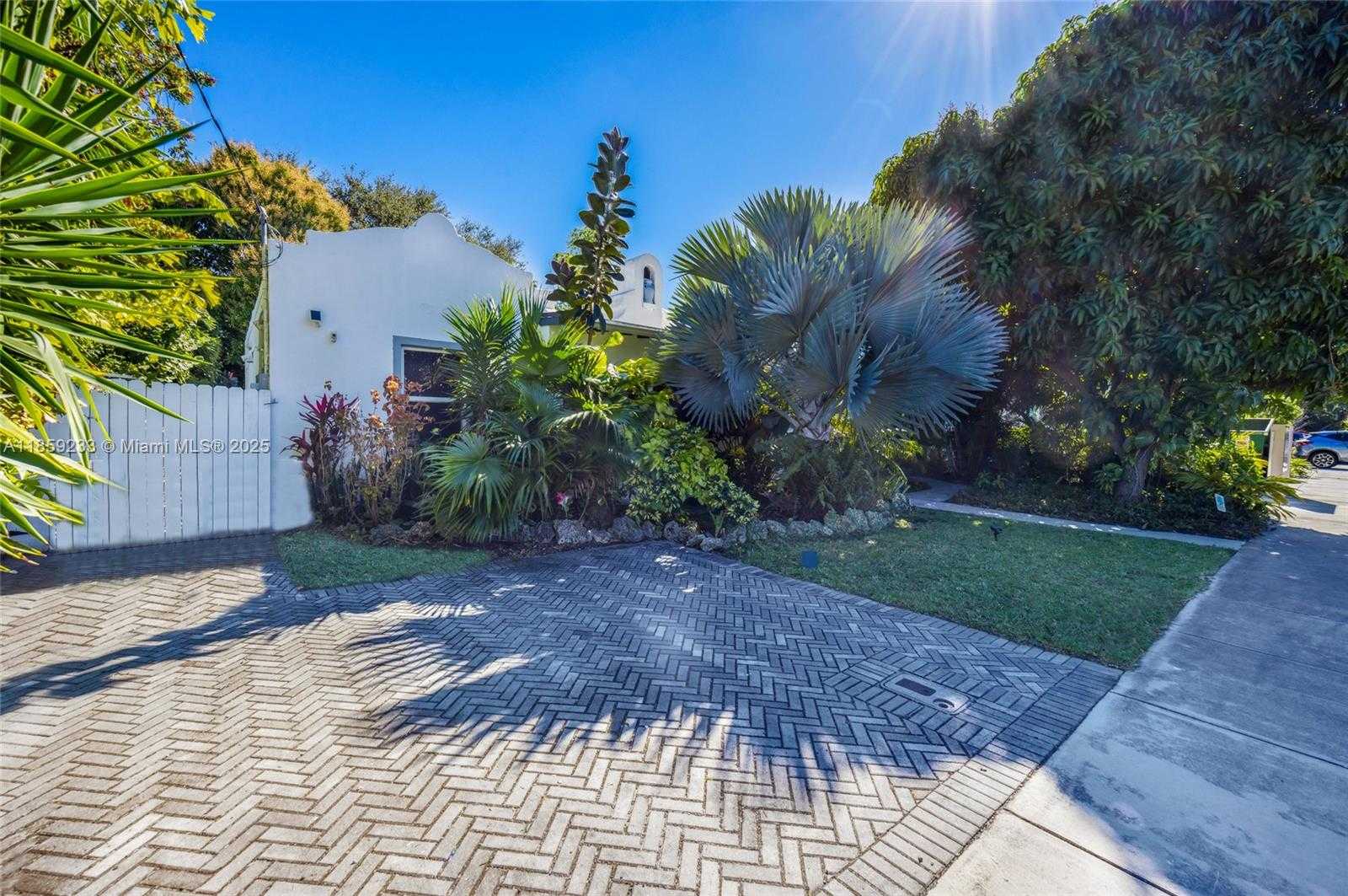 Small Image of 12125 NORTH EAST 5TH AVE, North Miami Number 3
