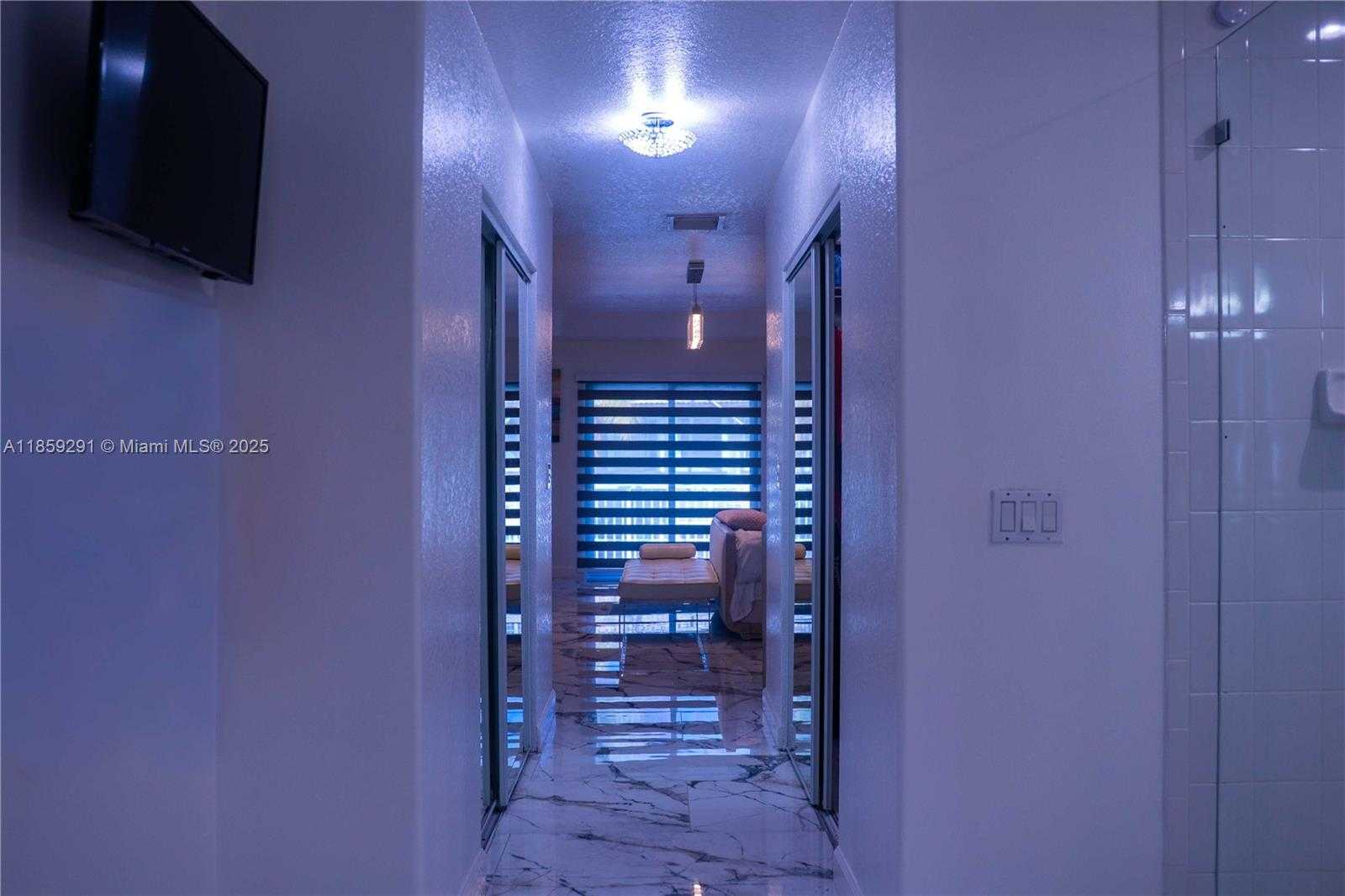 Small Image of Miramar Number 21