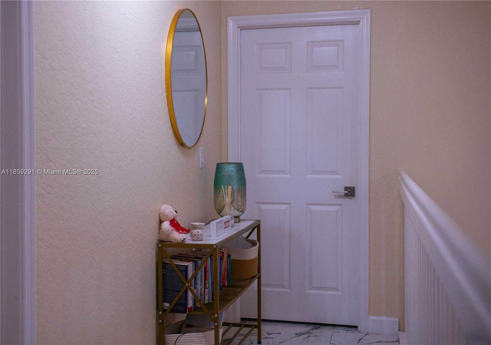 Small Image of Miramar Number 25