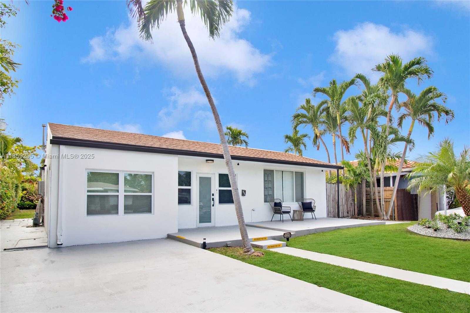 Small Image of 7517 HISPANOLA, North Bay Village Number 3