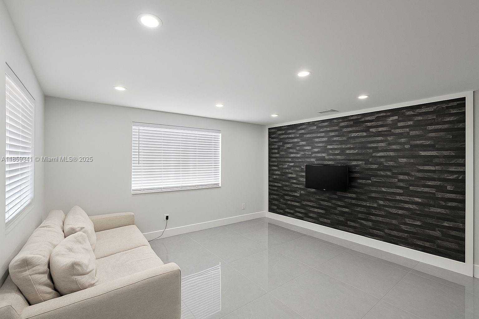 Small Image of 320 WEST 13TH ST, Hialeah Number 2
