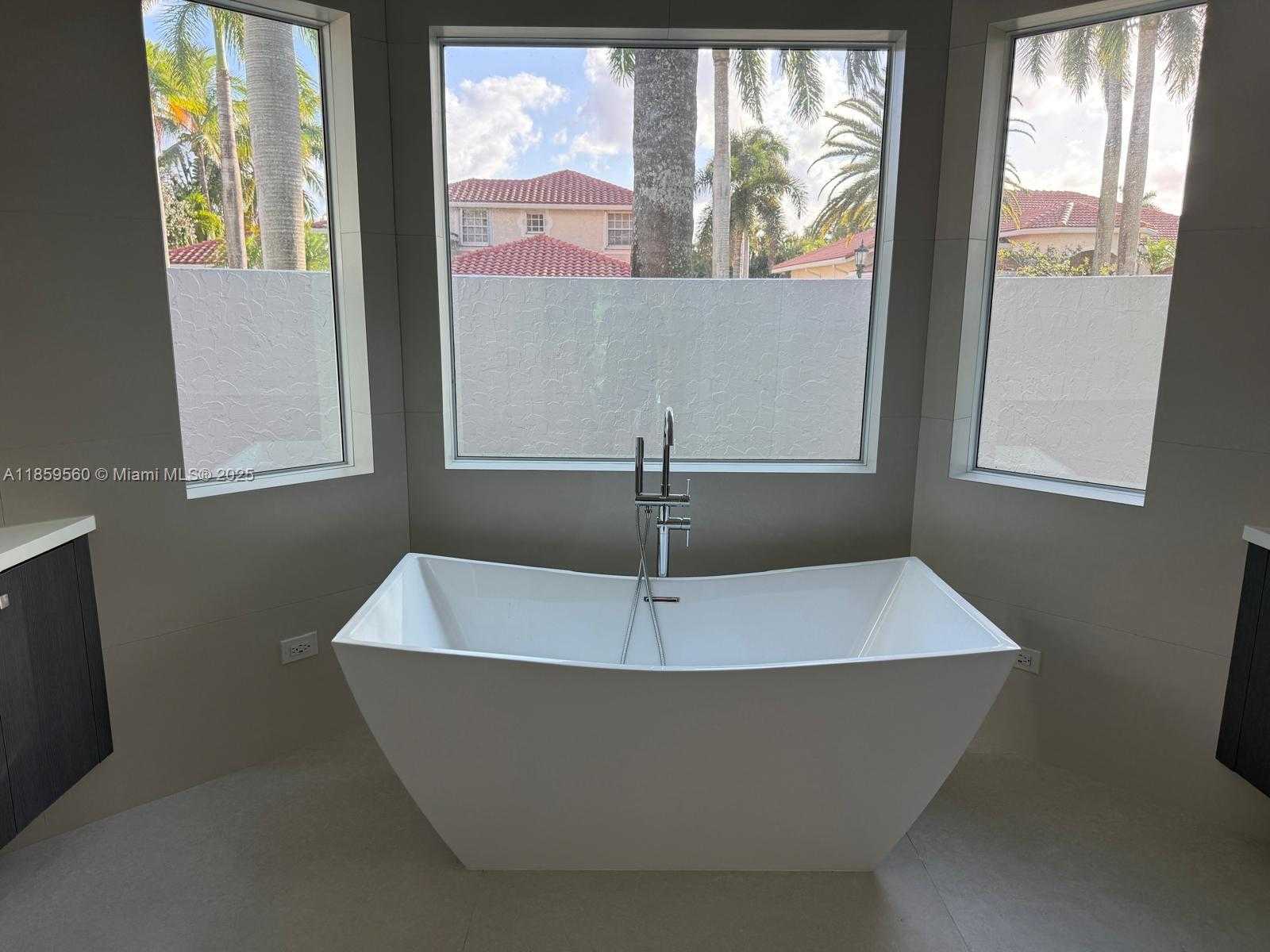 Small Image of 2523 MONTCLAIRE CIR, Weston Number 10