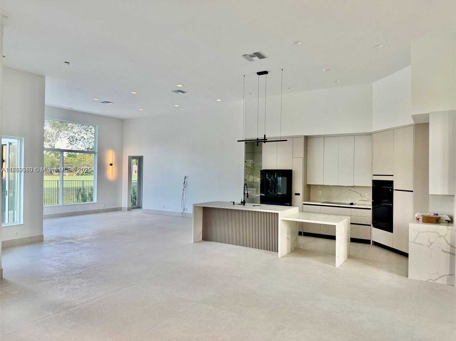 Small Image of 2523 MONTCLAIRE CIR, Weston Number 15
