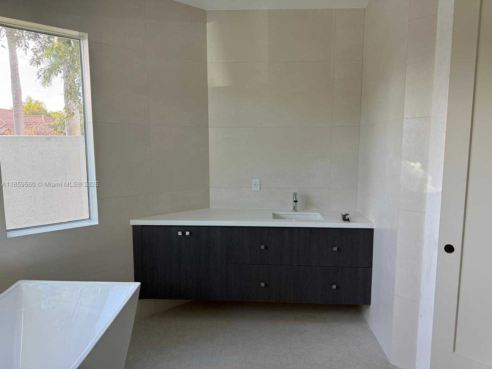 Small Image of 2523 MONTCLAIRE CIR, Weston Number 3