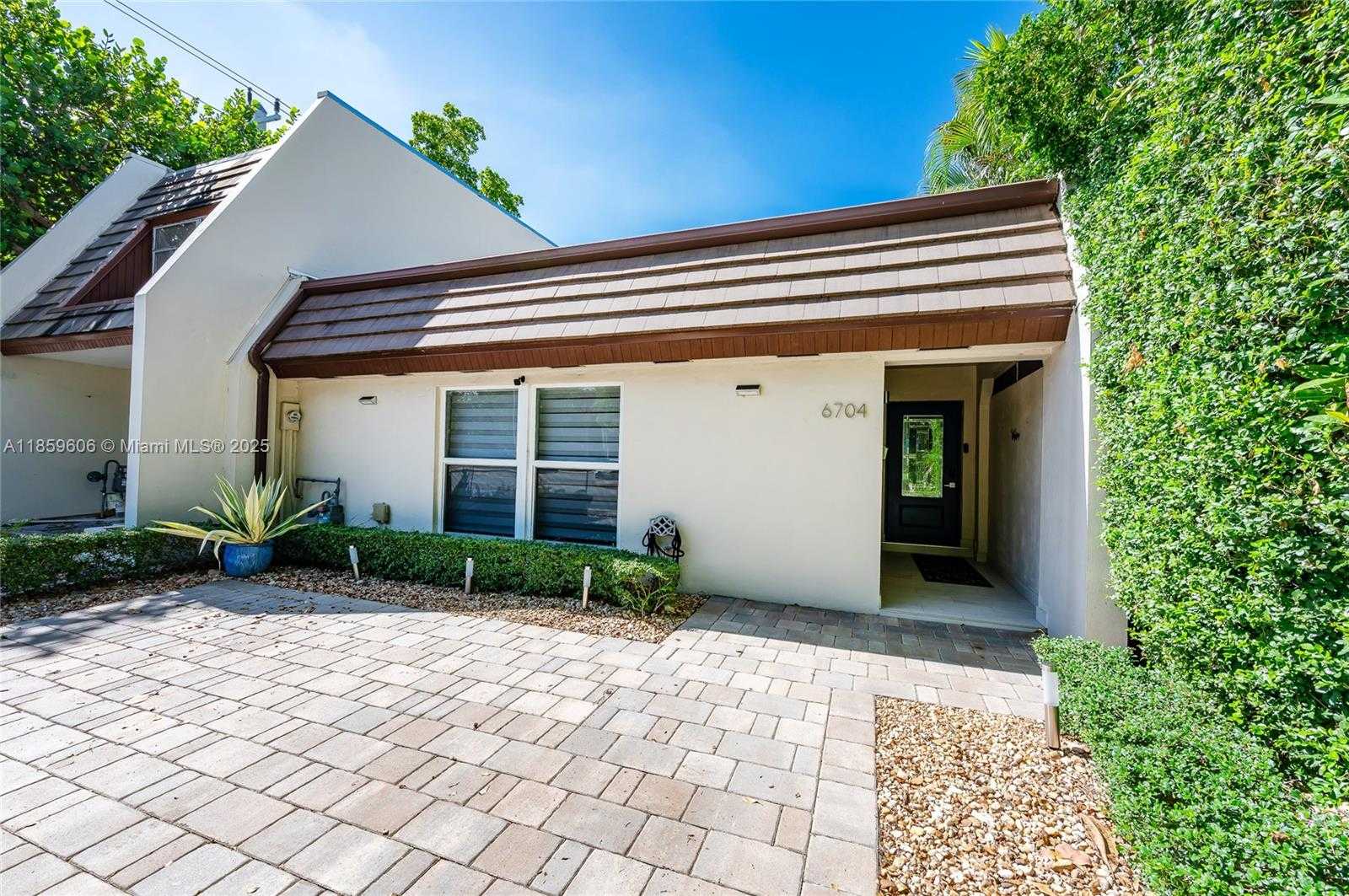 Small Image of 6704 CROOKED PALM TER, Miami Lakes Number 2