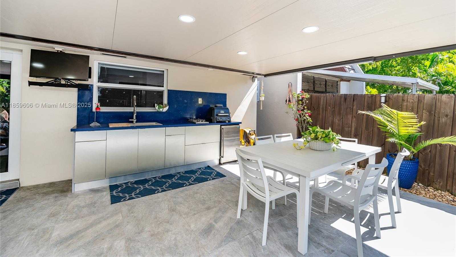 Small Image of 6704 CROOKED PALM TER, Miami Lakes Number 32