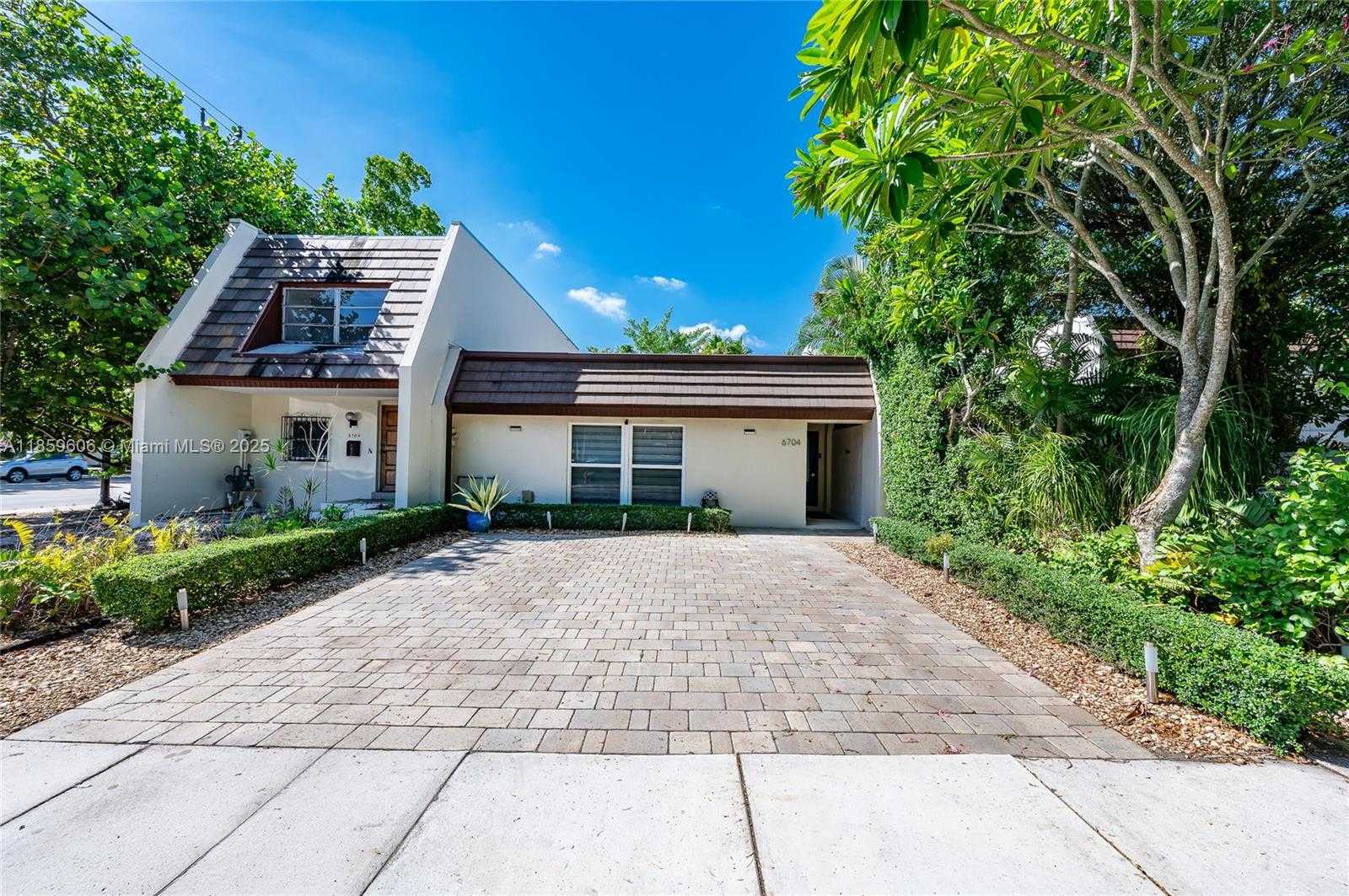 Small Image of 6704 CROOKED PALM TER, Miami Lakes Number 34