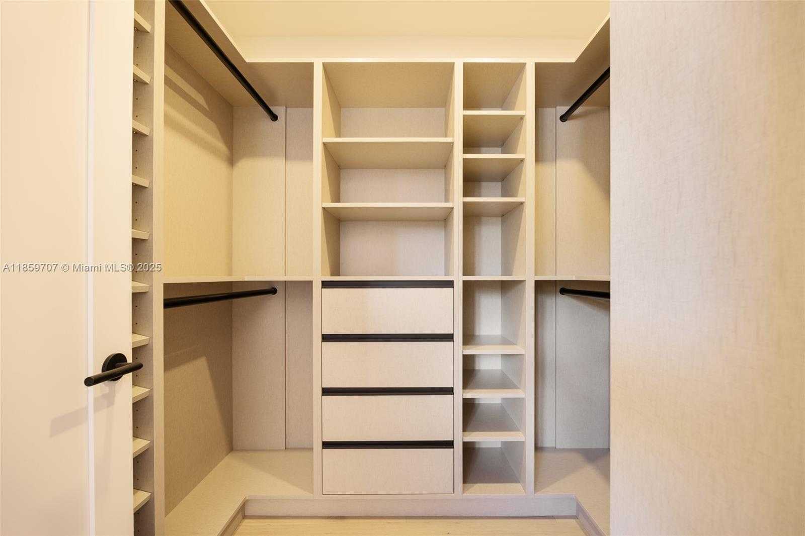 Small Image of 6811 RIVIERA DR, Coral Gables Number 11