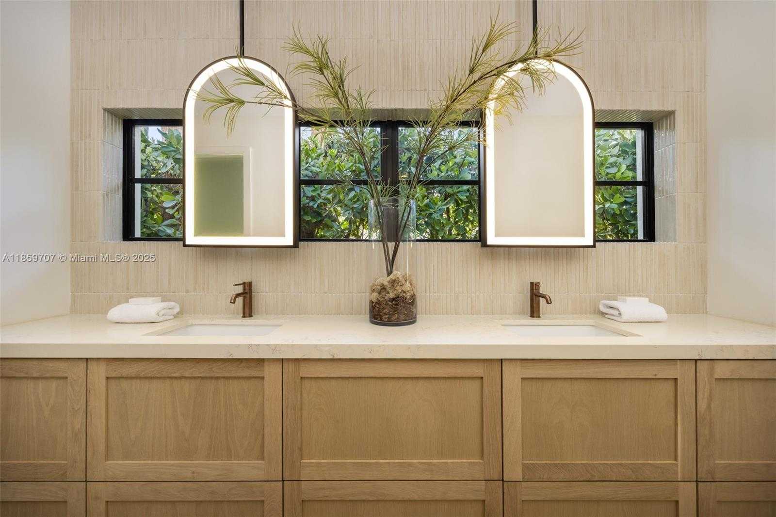 Small Image of 6811 RIVIERA DR, Coral Gables Number 7