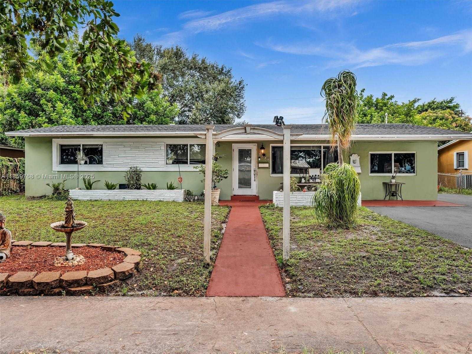 Small Image of 6472 JOHNSON ST, Hollywood Number 2