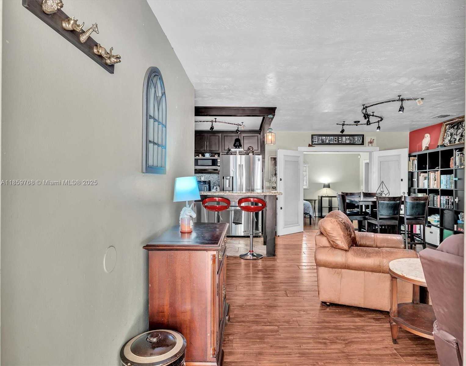 Small Image of 6472 JOHNSON ST, Hollywood Number 4