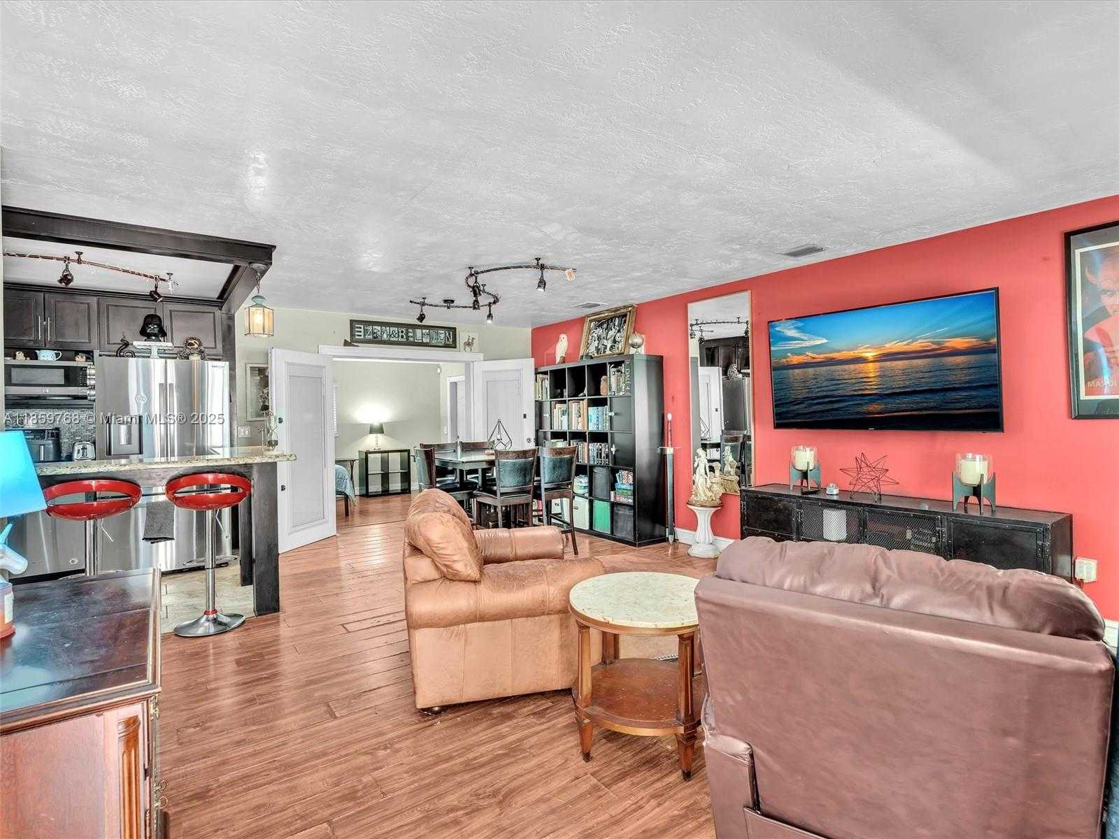 Small Image of 6472 JOHNSON ST, Hollywood Number 5