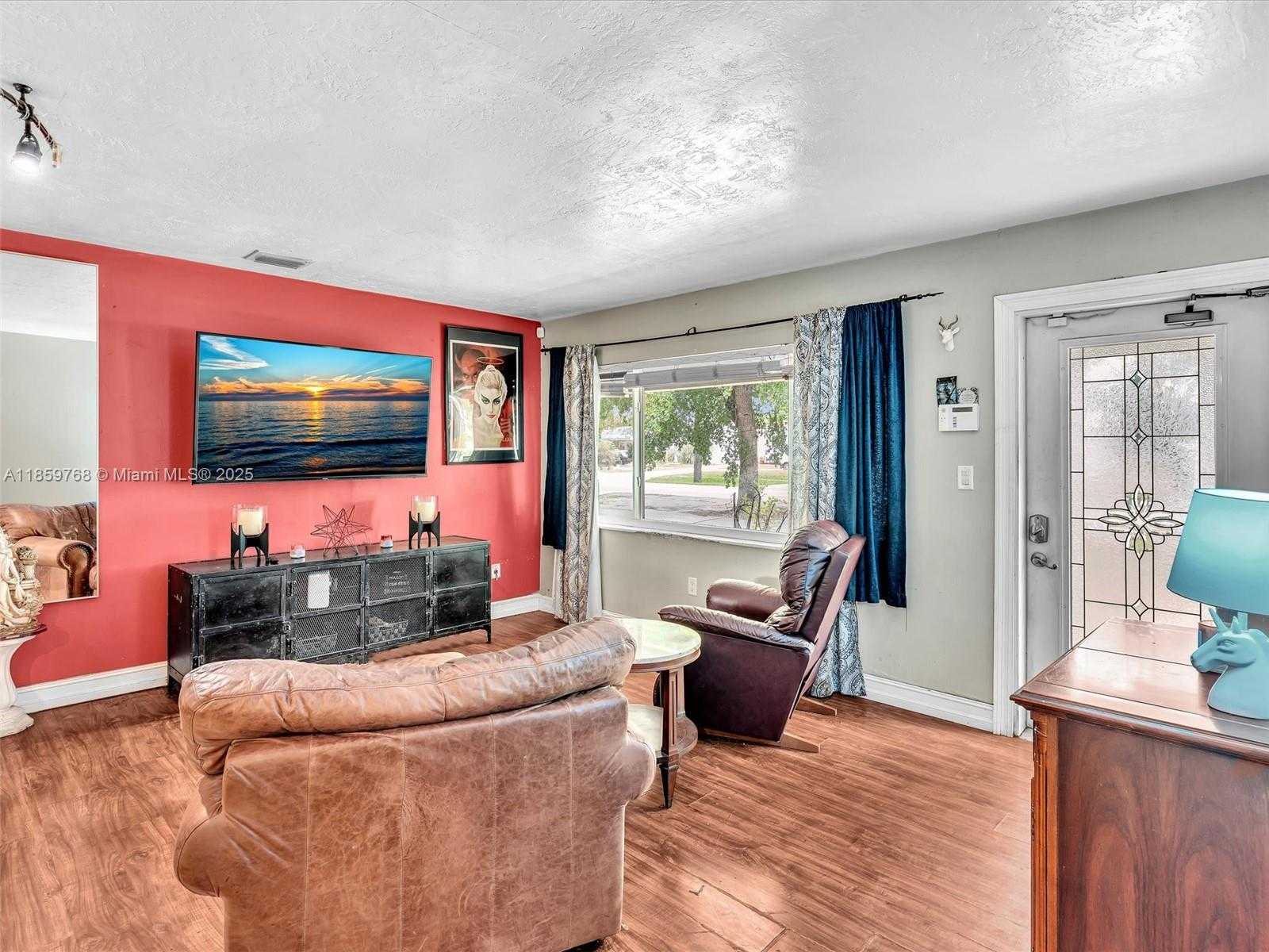 Small Image of 6472 JOHNSON ST, Hollywood Number 7