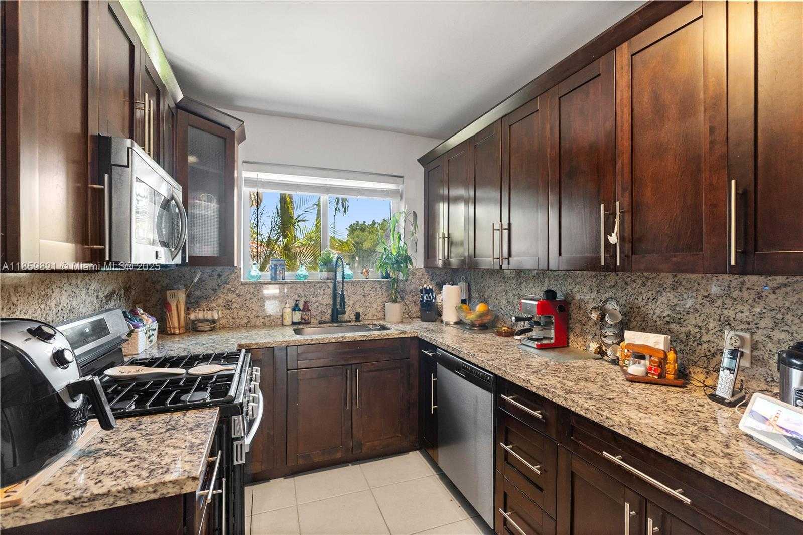 Small Image of 7528 HISPANOLA AVE, North Bay Village Number 11