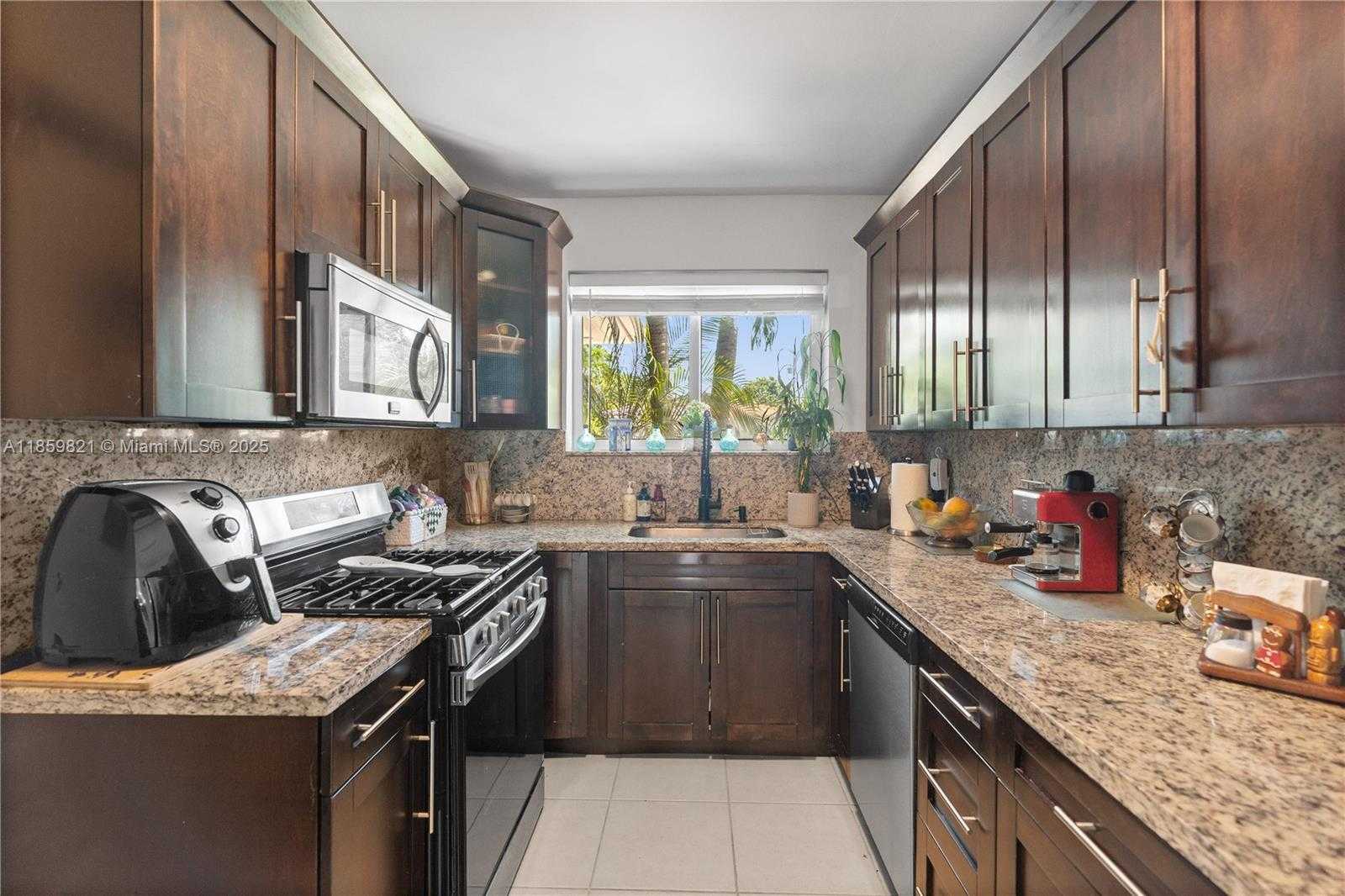 Small Image of 7528 HISPANOLA AVE, North Bay Village Number 12