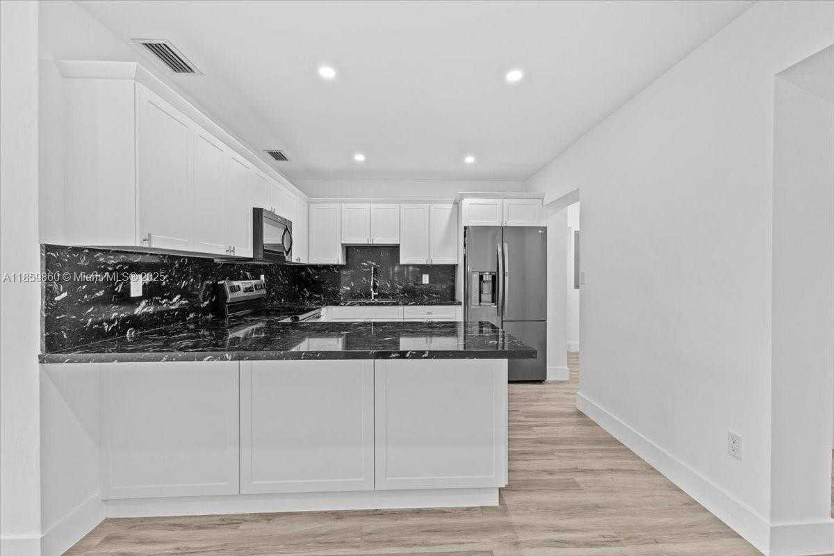 Small Image of 528 WEST 45TH PL, Hialeah Number 12
