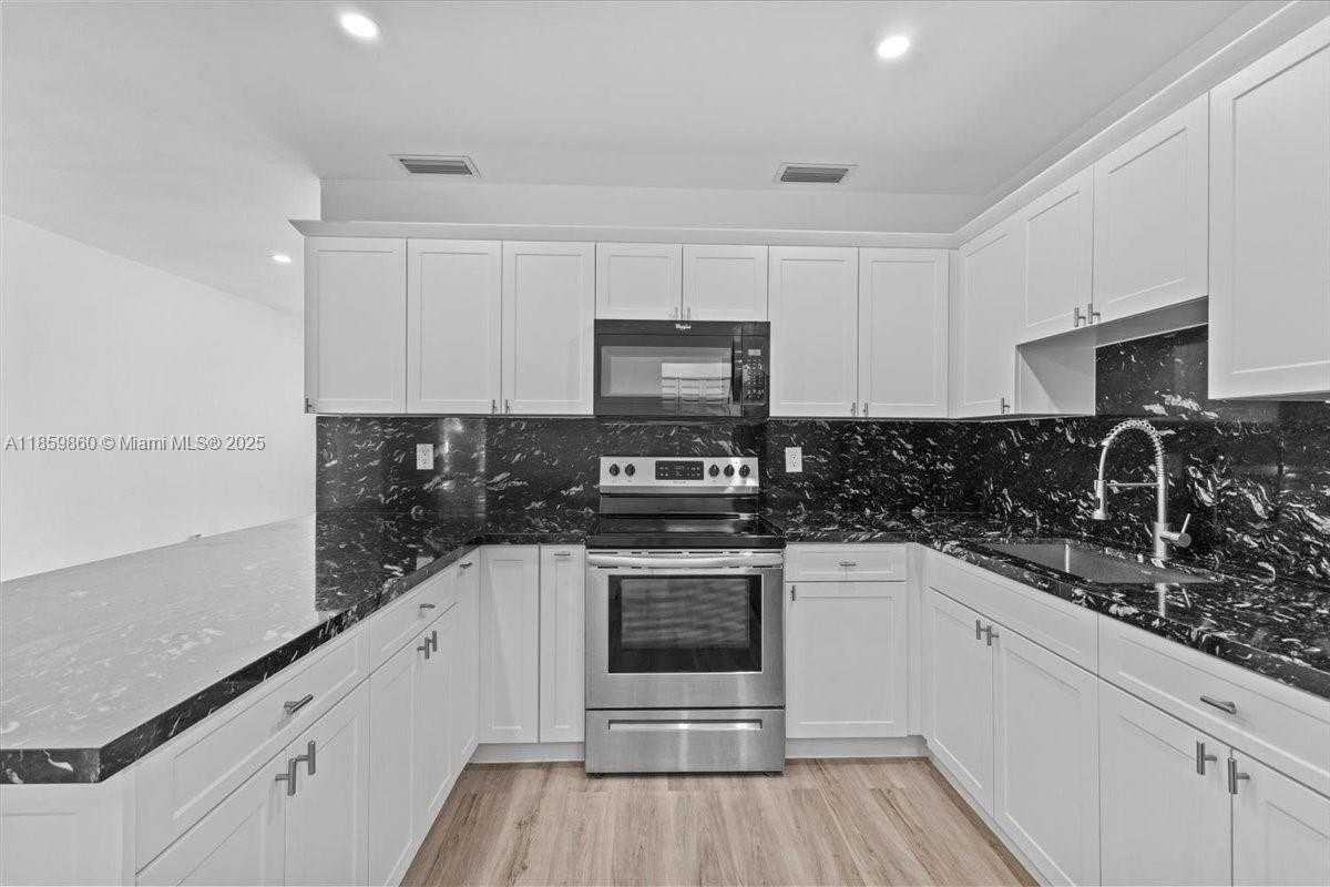 Small Image of 528 WEST 45TH PL, Hialeah Number 13