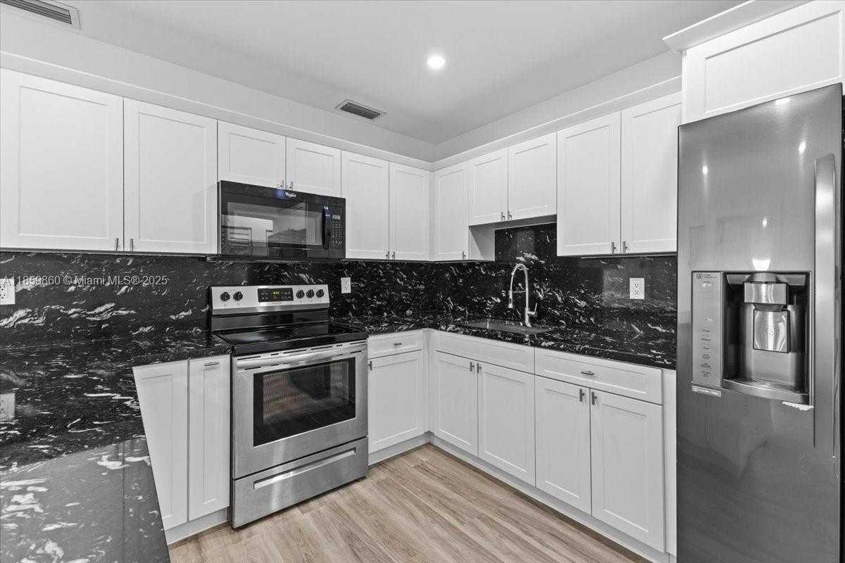 Small Image of 528 WEST 45TH PL, Hialeah Number 14