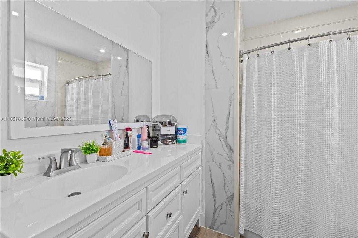 Small Image of 528 WEST 45TH PL, Hialeah Number 37