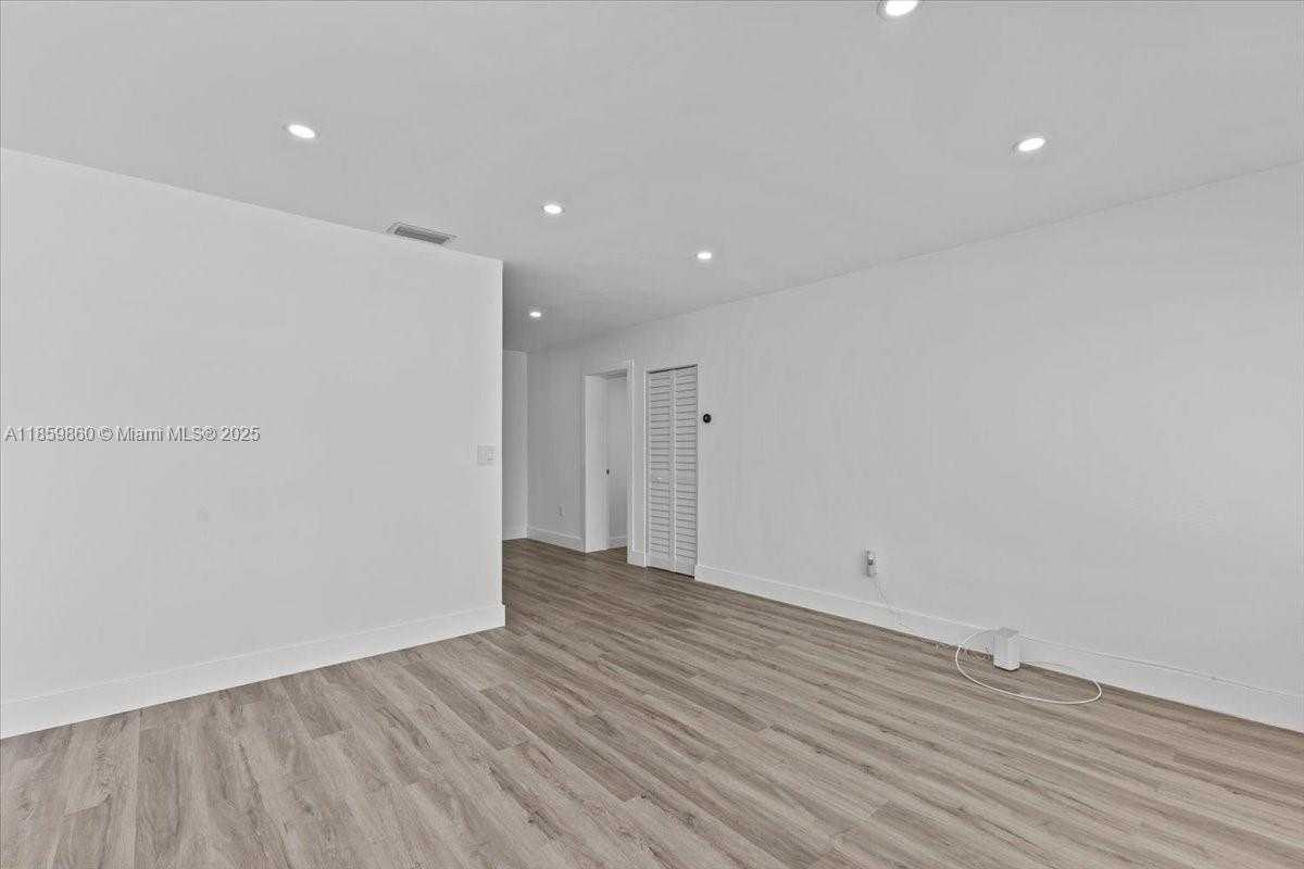 Small Image of 528 WEST 45TH PL, Hialeah Number 9