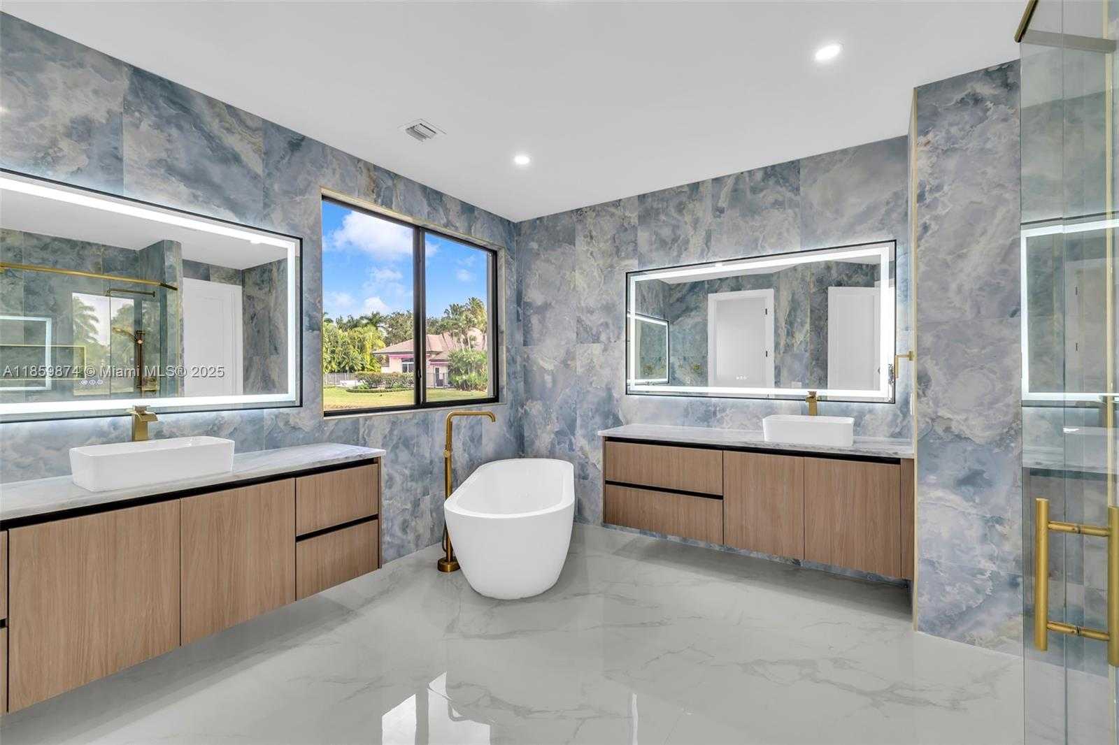 Small Image of 2530 MONTCLAIRE CIR, Weston Number 15