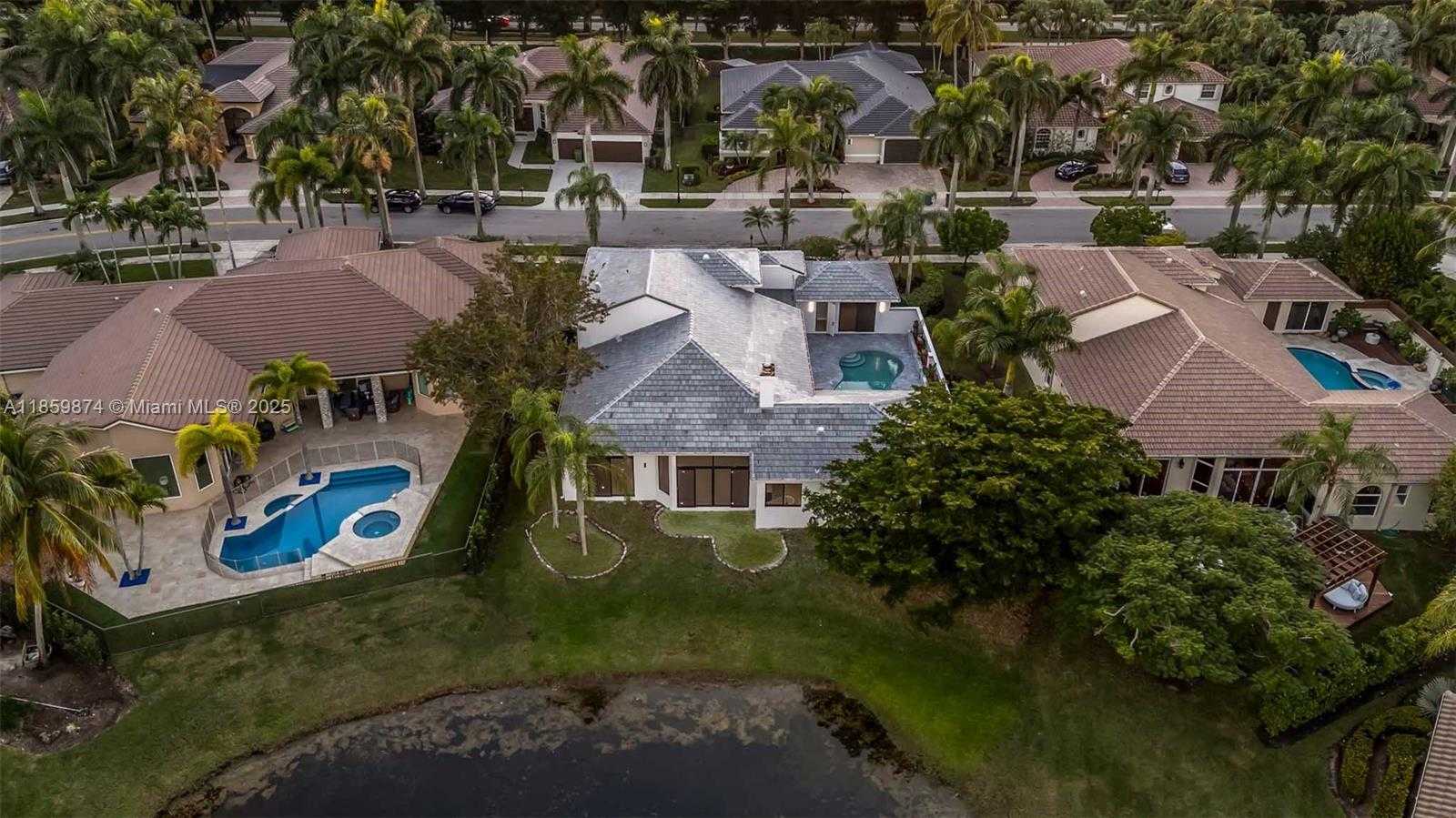 Small Image of 2530 MONTCLAIRE CIR, Weston Number 38