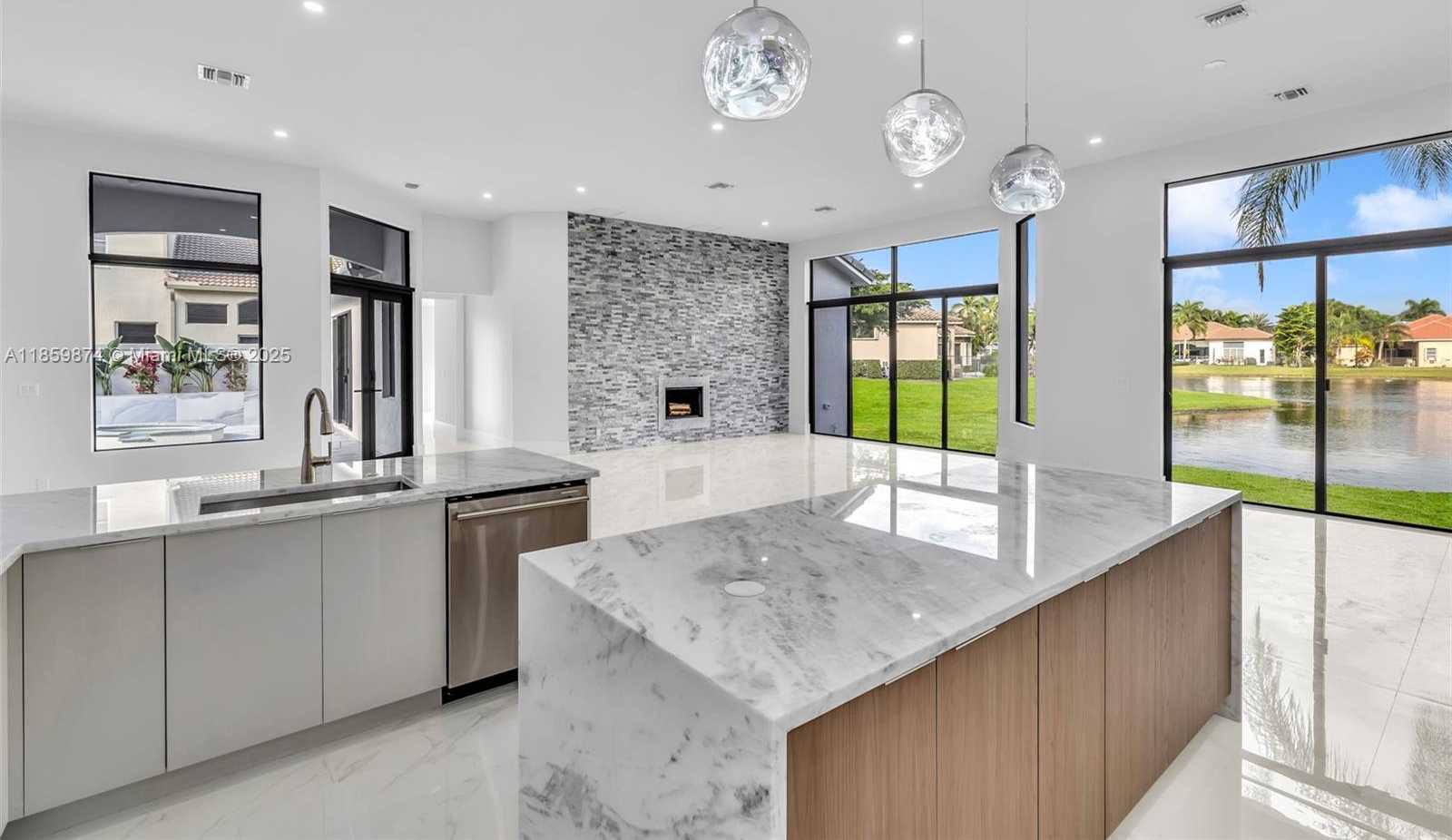 Small Image of 2530 MONTCLAIRE CIR, Weston Number 6