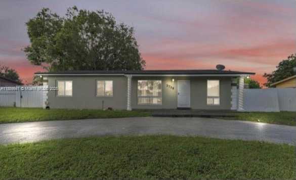 Small Image of 3738 NORTH WEST 207TH DR, Miami Gardens Number 2