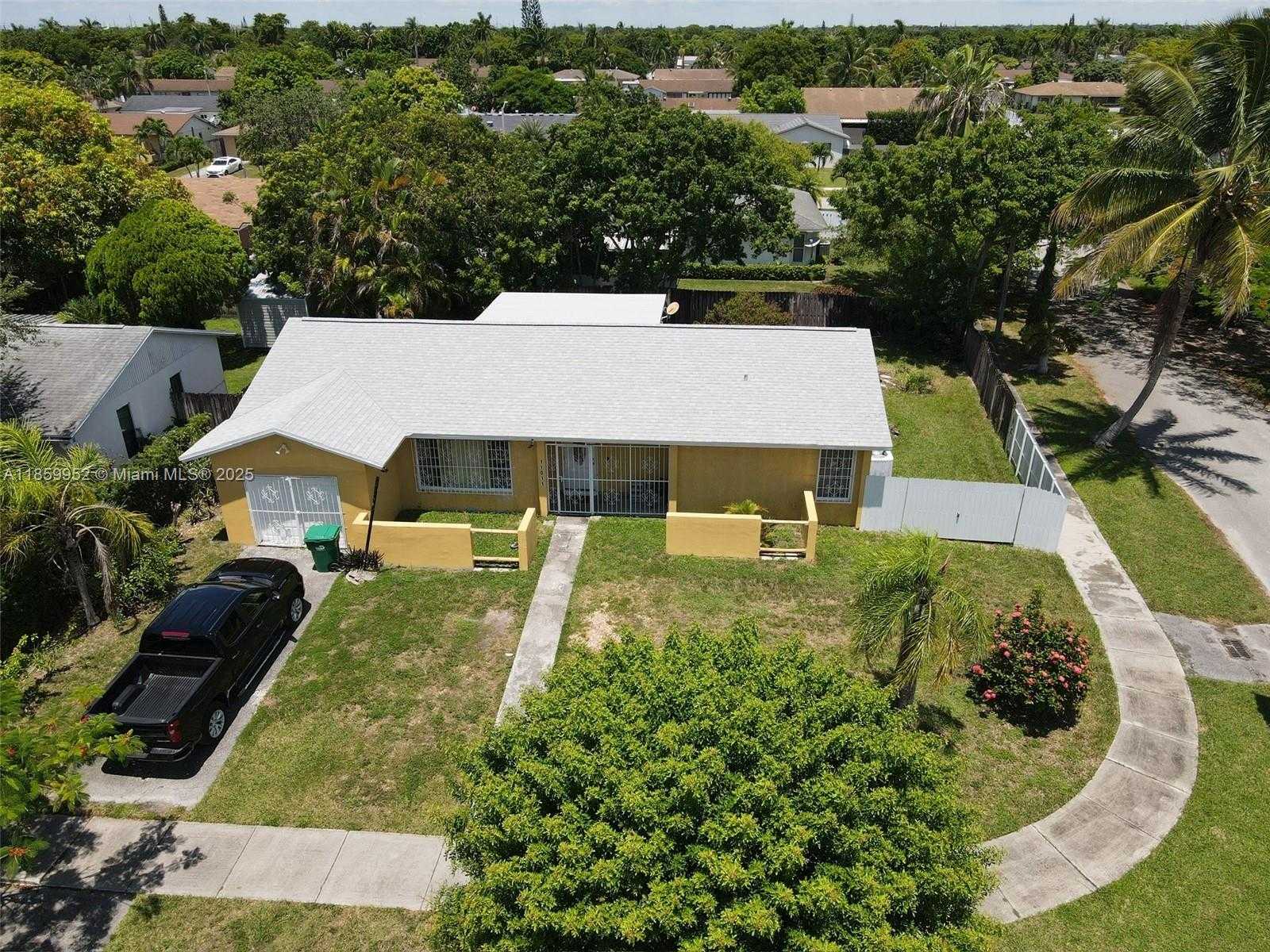 Small Image of 11011 SOUTH WEST 162ND TER, Miami Number 3