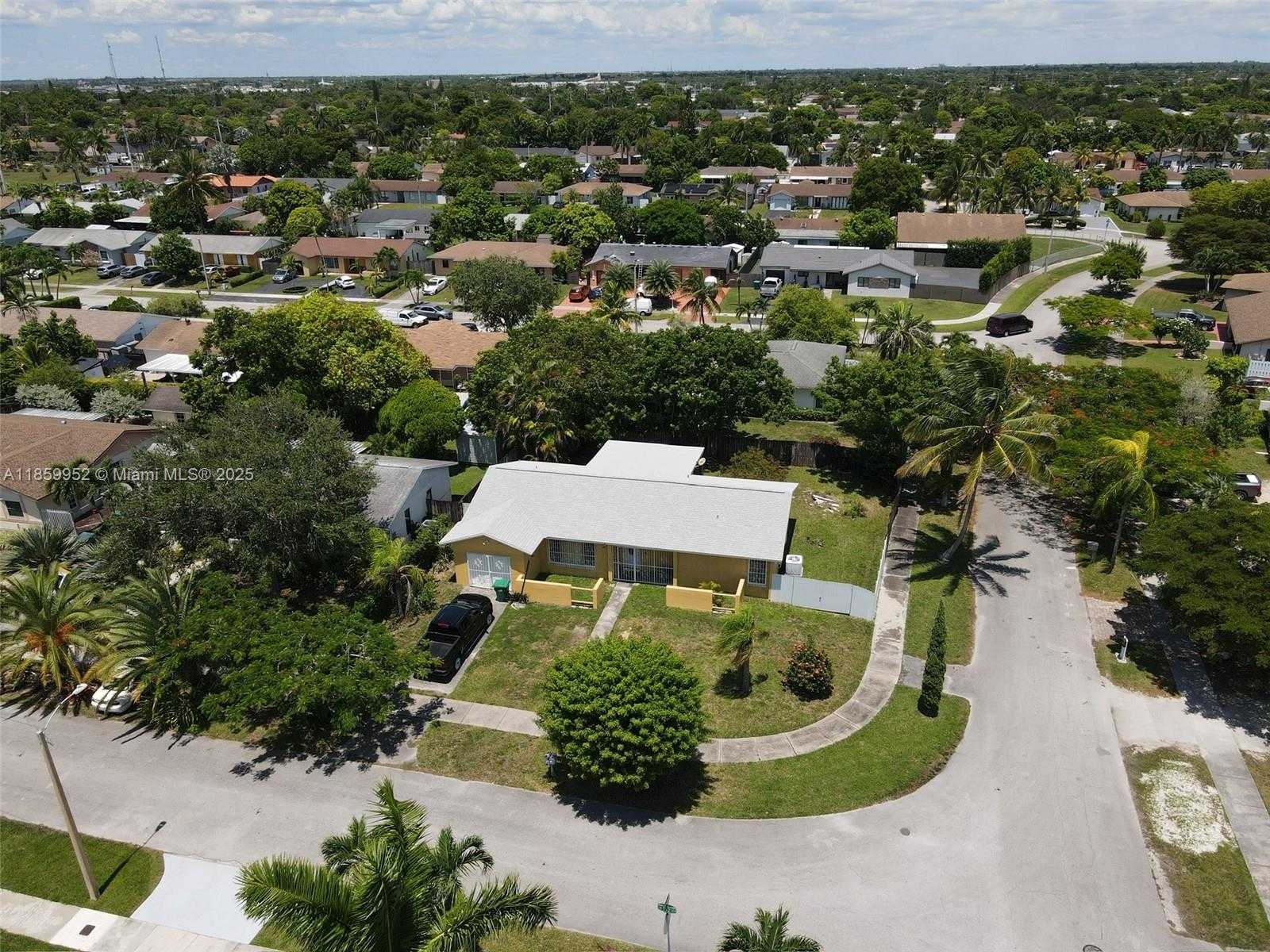 Small Image of 11011 SOUTH WEST 162ND TER, Miami Number 4