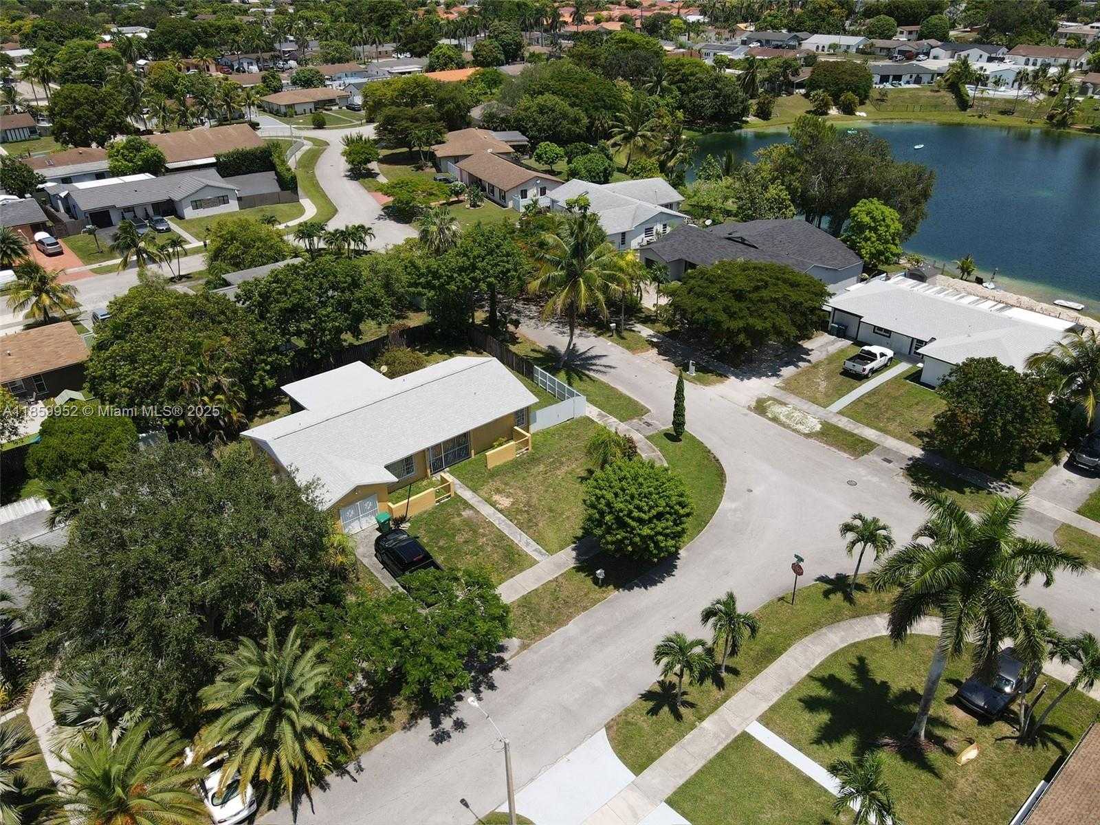 Small Image of 11011 SOUTH WEST 162ND TER, Miami Number 5