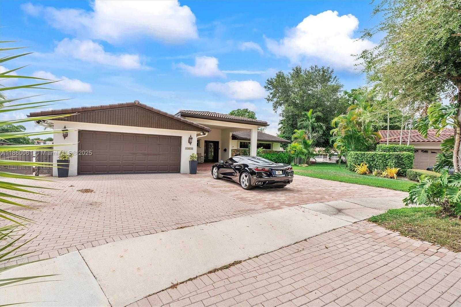 Small Image of 14830 DADE PINE AVE, Miami Lakes Number 2