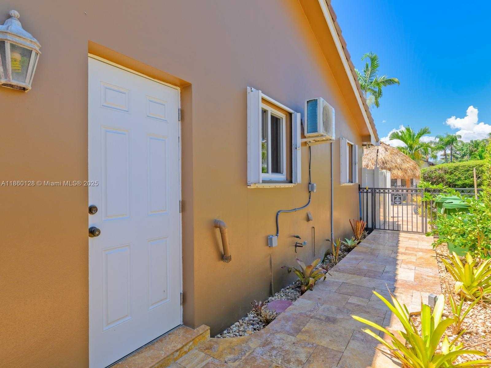 Small Image of 624 PALM DR, Hallandale Beach Number 63