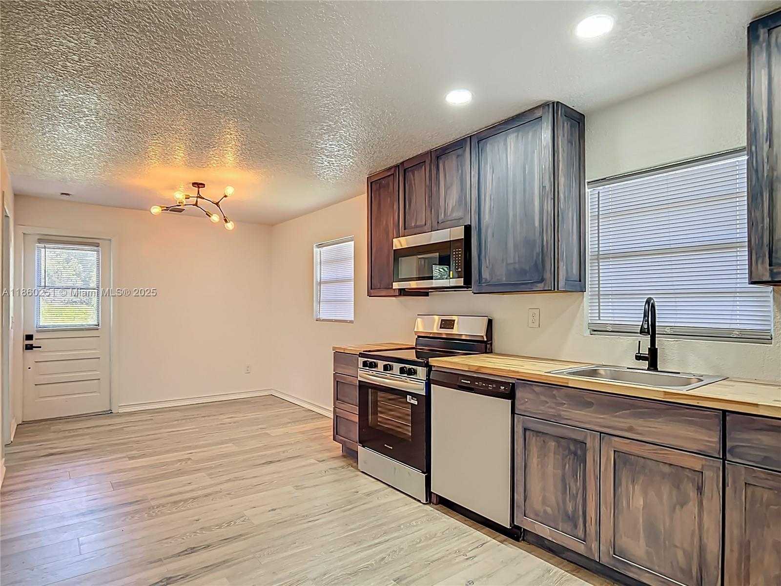 Small Image of 8781 S LAKESHORE DR FLORAL CITY, Other City - In The State Of Florida Number 30
