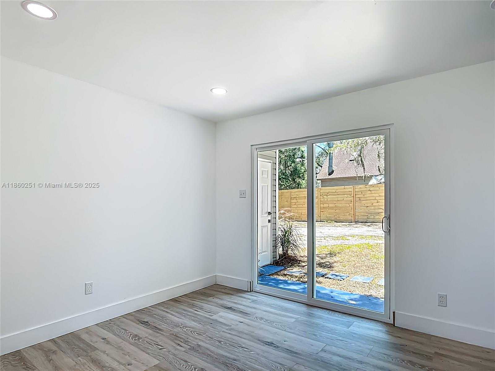 Small Image of 8781 S LAKESHORE DR FLORAL CITY, Other City - In The State Of Florida Number 31