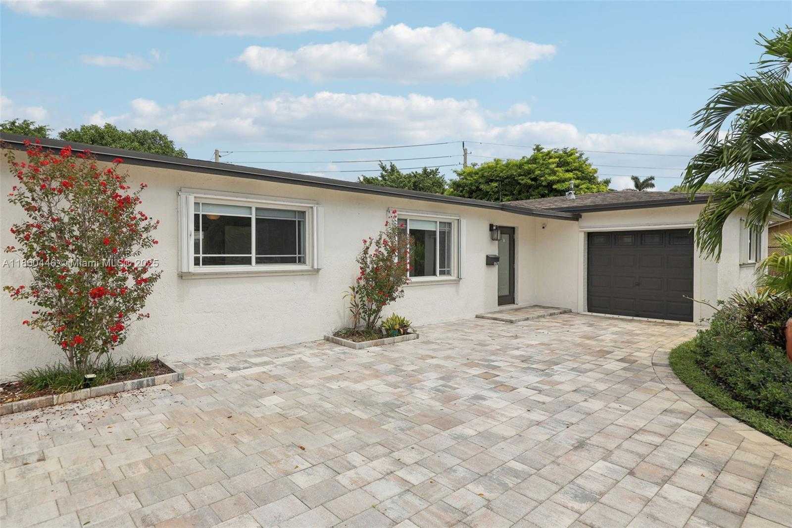 Small Image of 8601 NORTH WEST 185TH TER, Hialeah Number 5