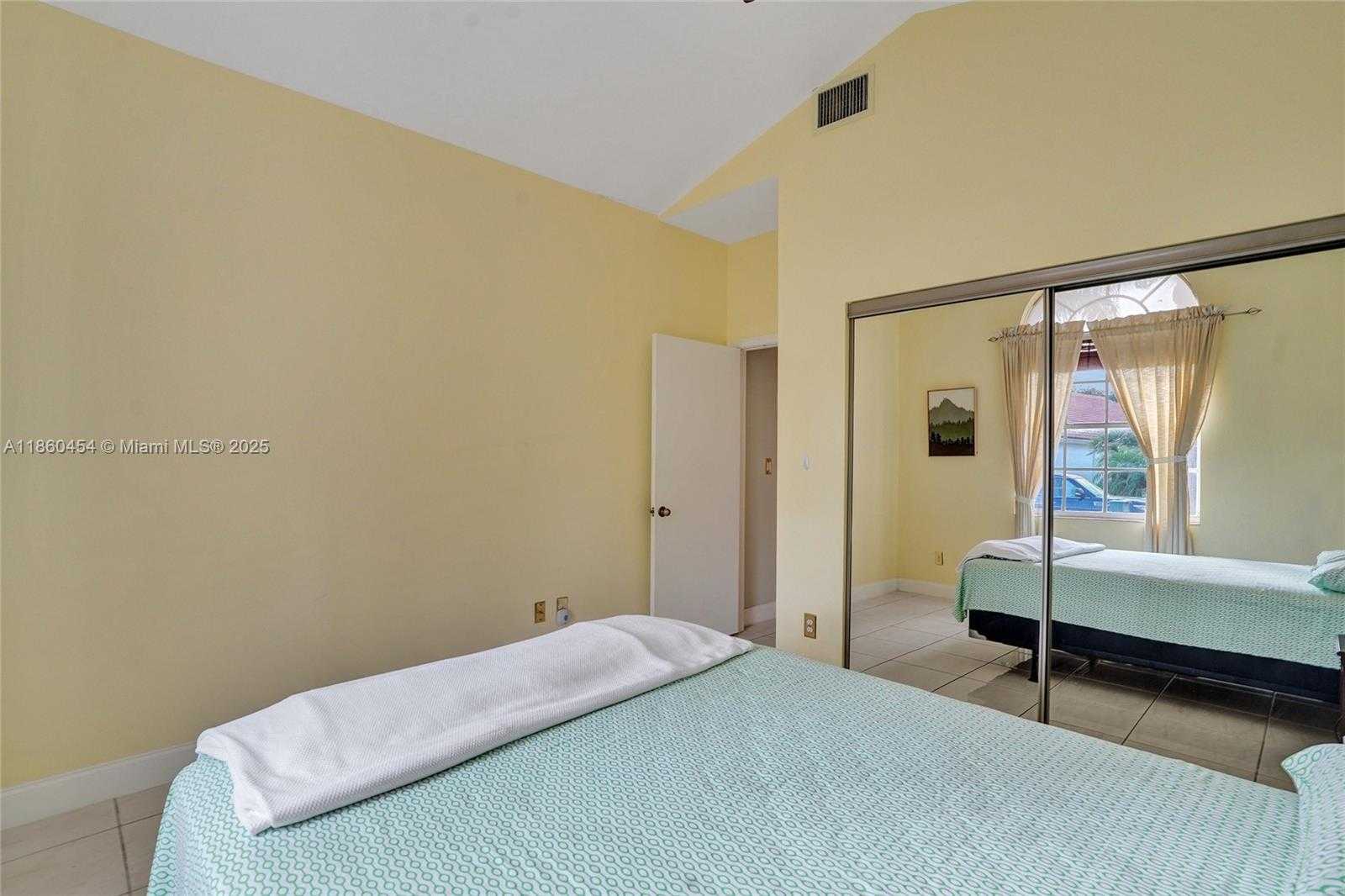 Small Image of 1485 WEST LACOSTA DR W, Pembroke Pines Number 9